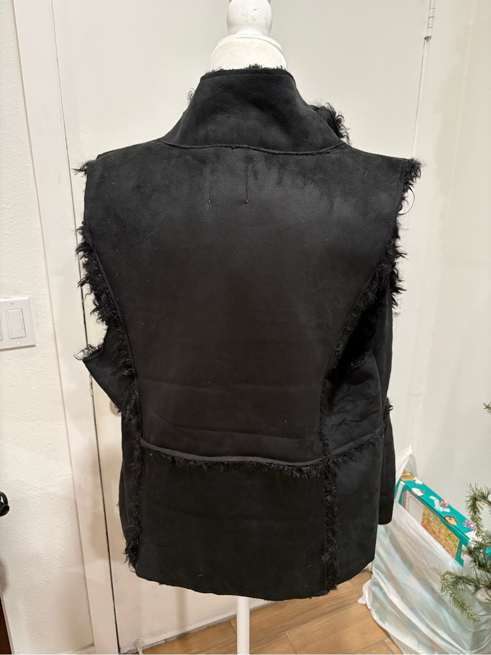 Love Tree Black Faux-Shearling Trim Vest - Picture 5 of 8